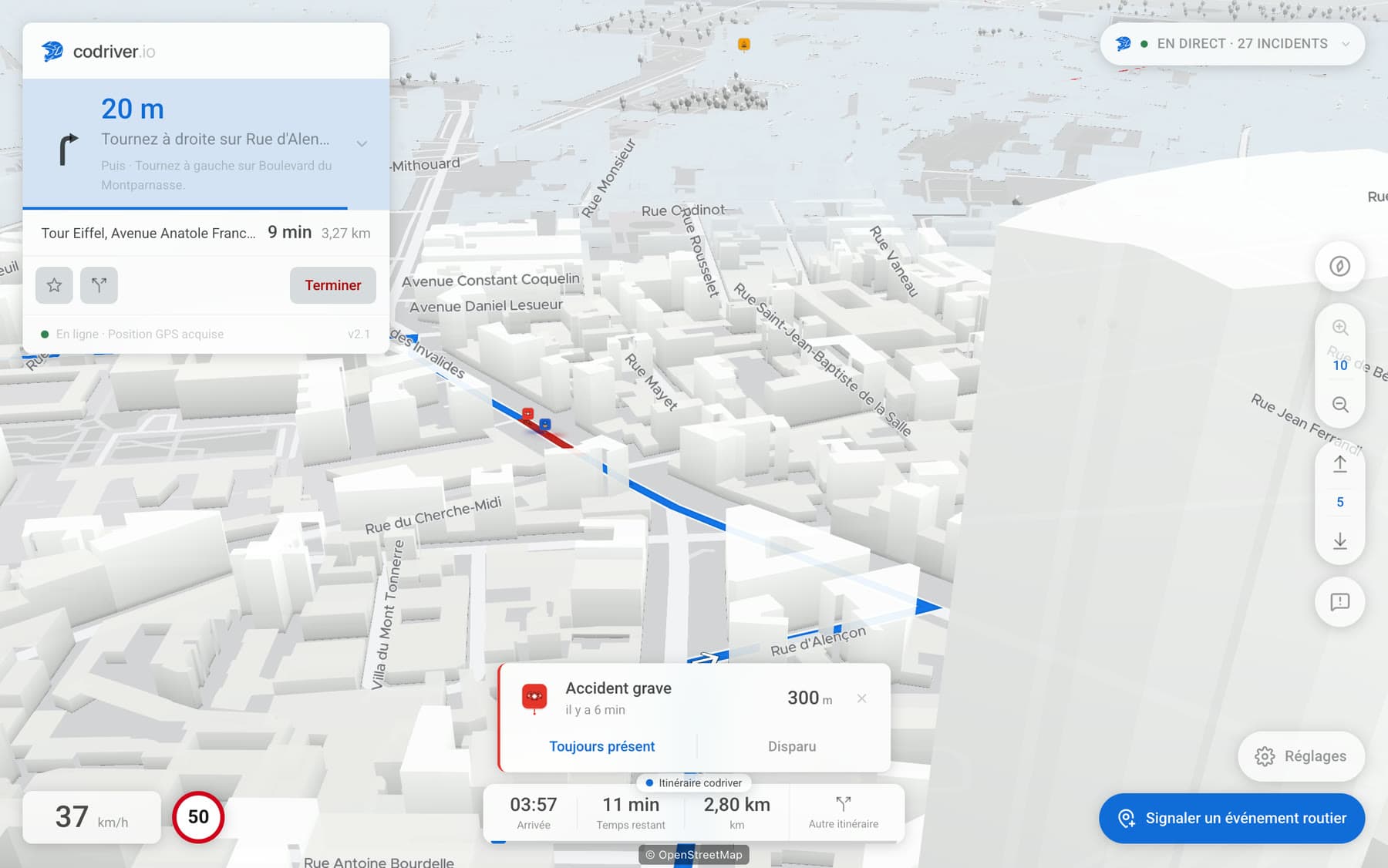 L’application codriver occupant l’écran d’une Tesla, la nuit : la ville en 3D, l’itinéraire, la prochaine manœuvre et un événement routier signalé. — interface en français