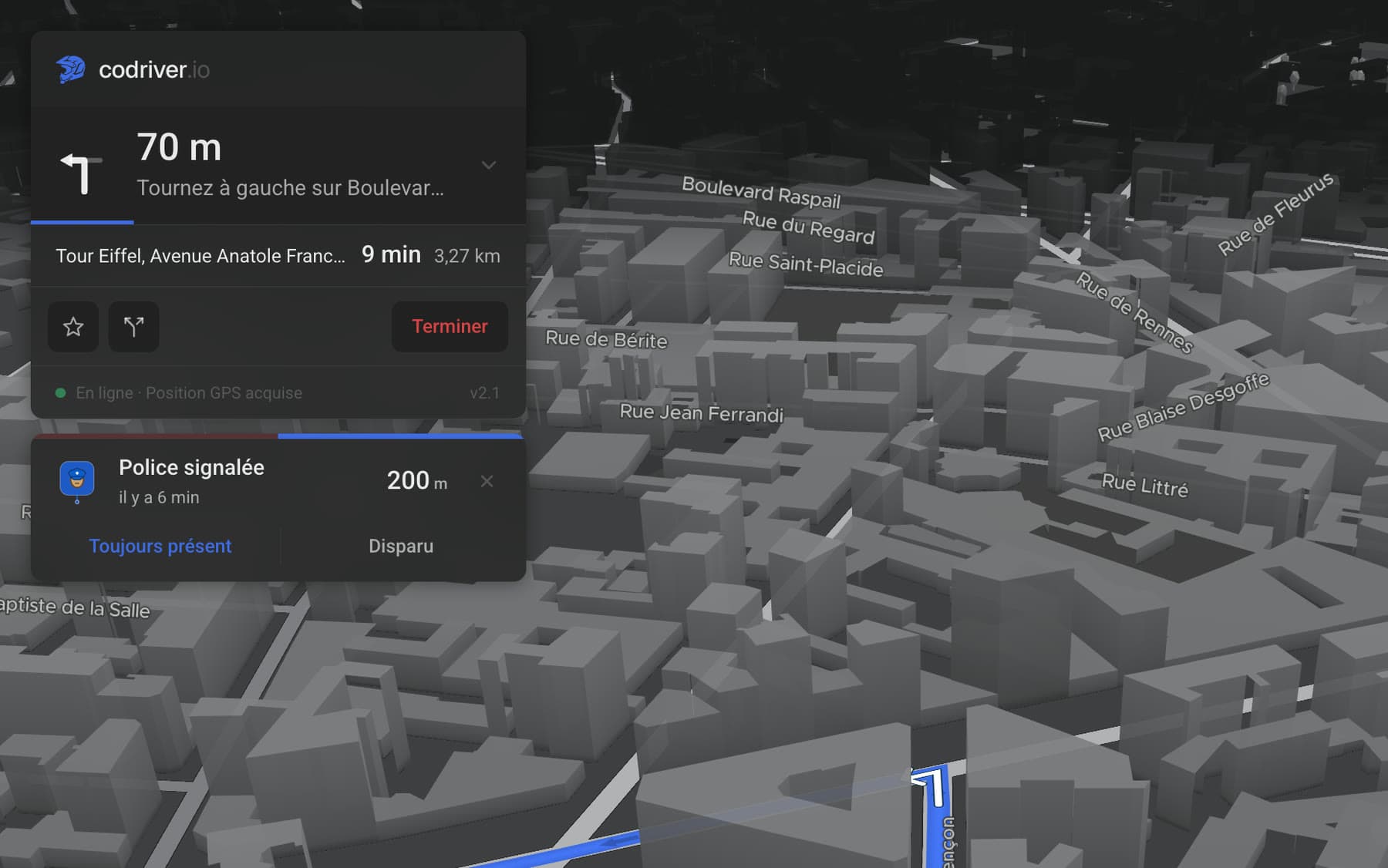 La carte de navigation codriver sur l’écran d’une Tesla : la prochaine manœuvre et la distance qui décompte, au-dessus de l’itinéraire et du bandeau de trajet. — interface en français