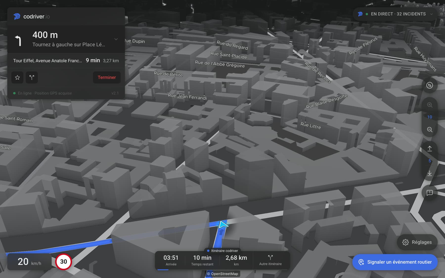 La carte codriver en vue Bâtiments 3D sur l’écran d’une Tesla, en cours d’itinéraire, la voiture sur sa ligne et les noms de rue posés le long des voies. — interface en français