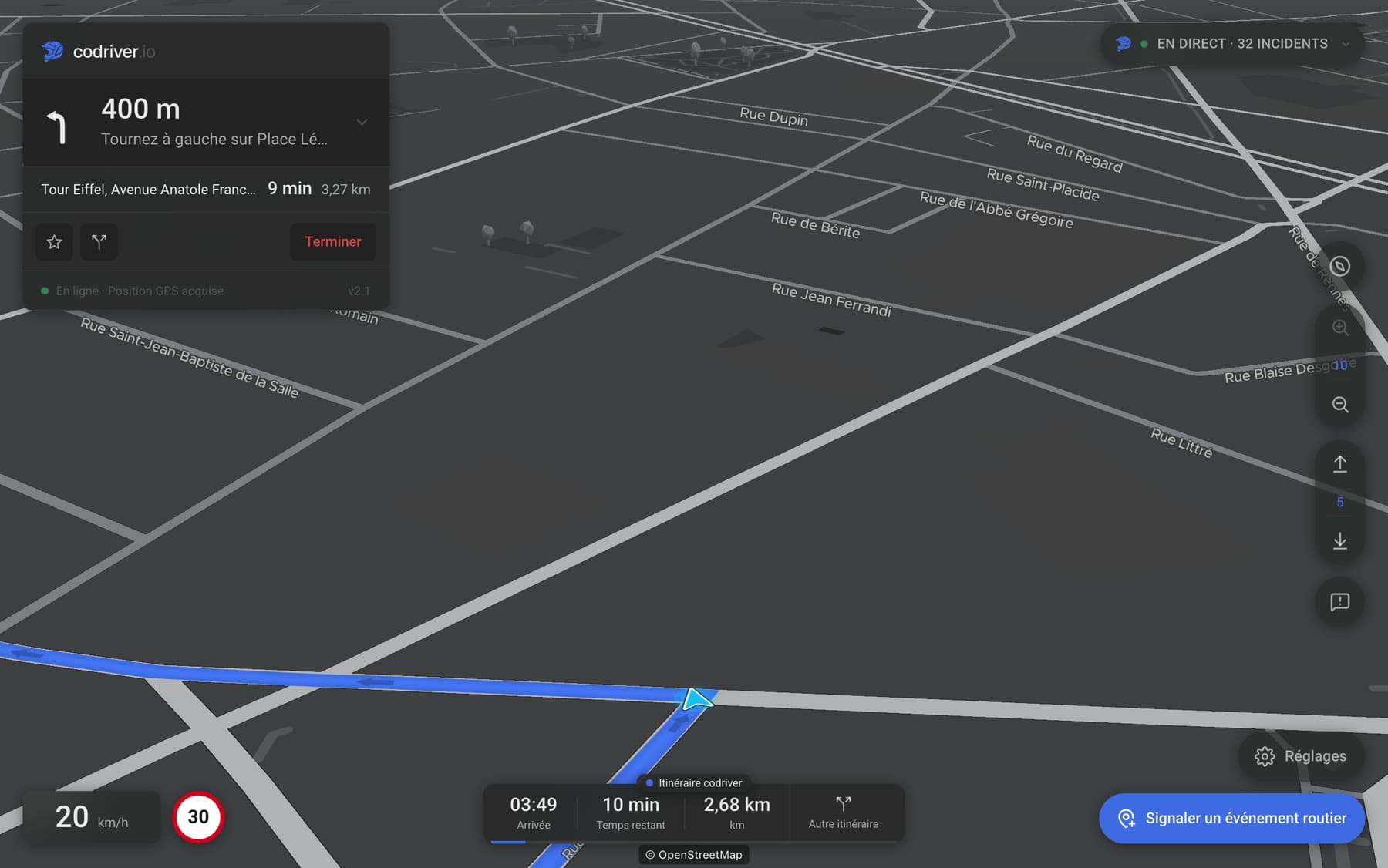 La carte codriver en vue Incliné sur l’écran d’une Tesla, en cours d’itinéraire, la voiture sur sa ligne et les noms de rue posés le long des voies. — interface en français