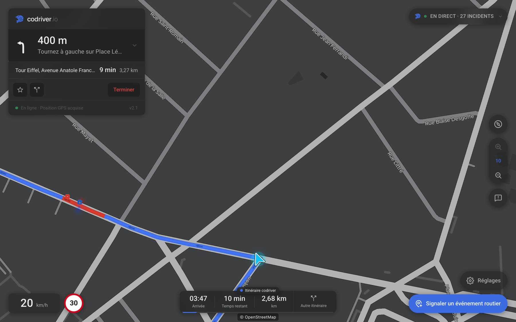 La carte codriver en vue Suivi sur l’écran d’une Tesla, en cours d’itinéraire, la voiture sur sa ligne et les noms de rue posés le long des voies. — interface en français