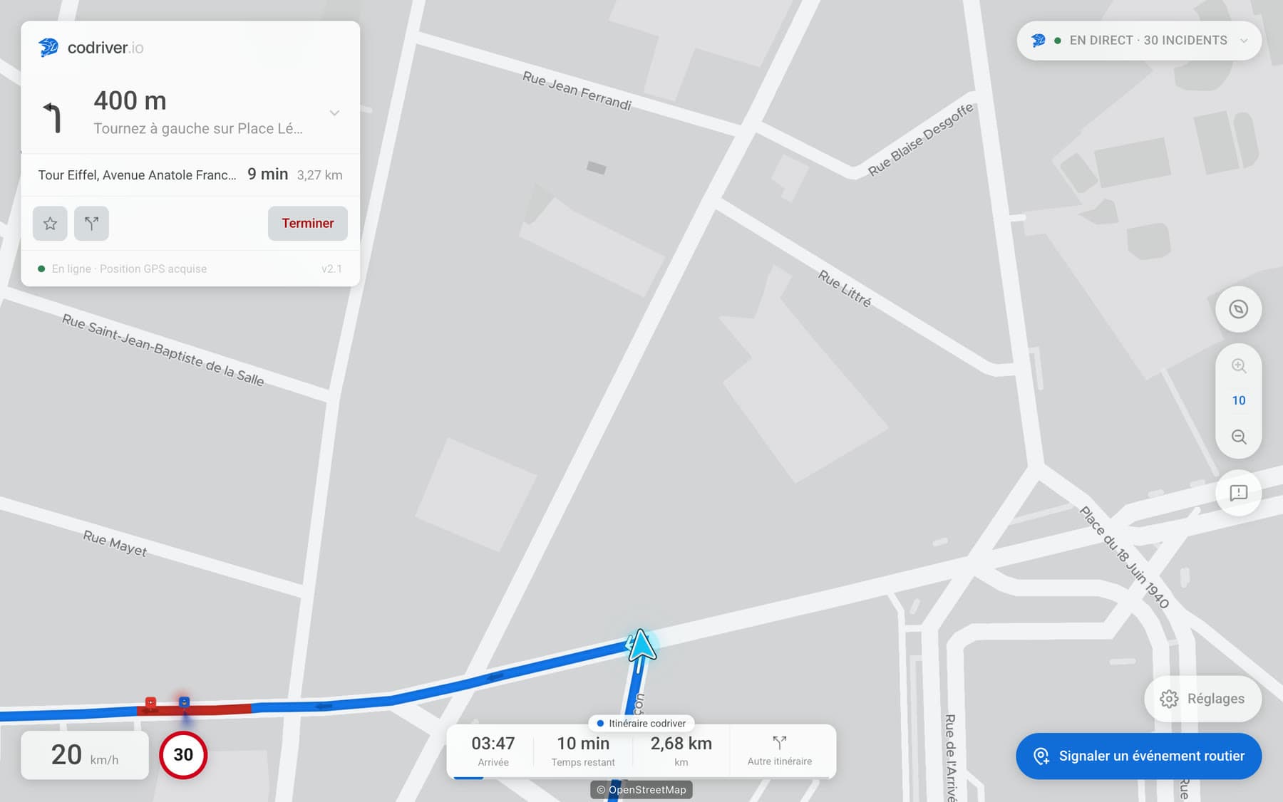 La carte codriver en vue Suivi sur l’écran d’une Tesla, en cours d’itinéraire, la voiture sur sa ligne et les noms de rue posés le long des voies. — interface en français