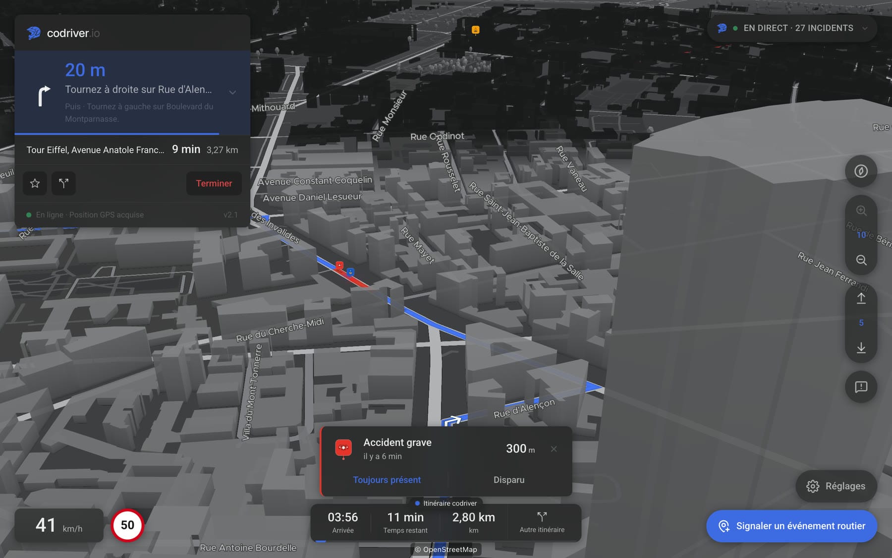 L’application codriver occupant l’écran d’une Tesla, la nuit : la ville en 3D, l’itinéraire, la prochaine manœuvre et un événement routier signalé.