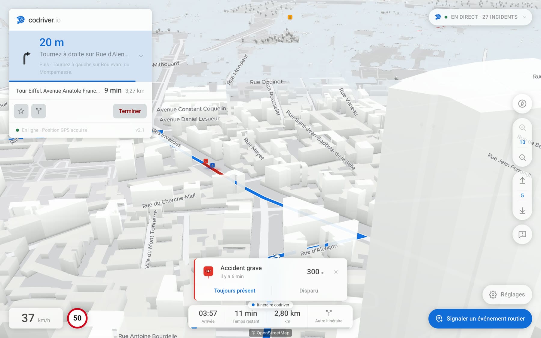 L’application codriver occupant l’écran d’une Tesla, la nuit : la ville en 3D, l’itinéraire, la prochaine manœuvre et un événement routier signalé.
