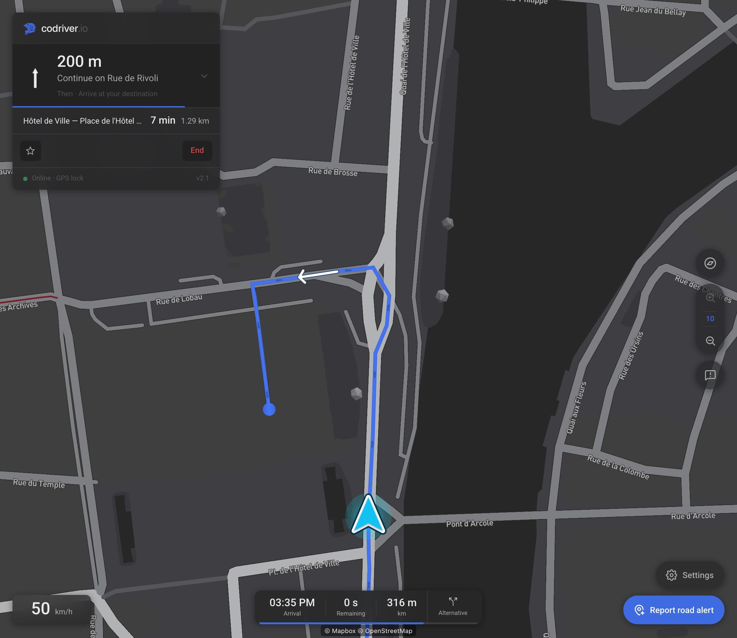 Un disque bleu sur la route marque la fin de l’itinéraire bleu, devant la voiture