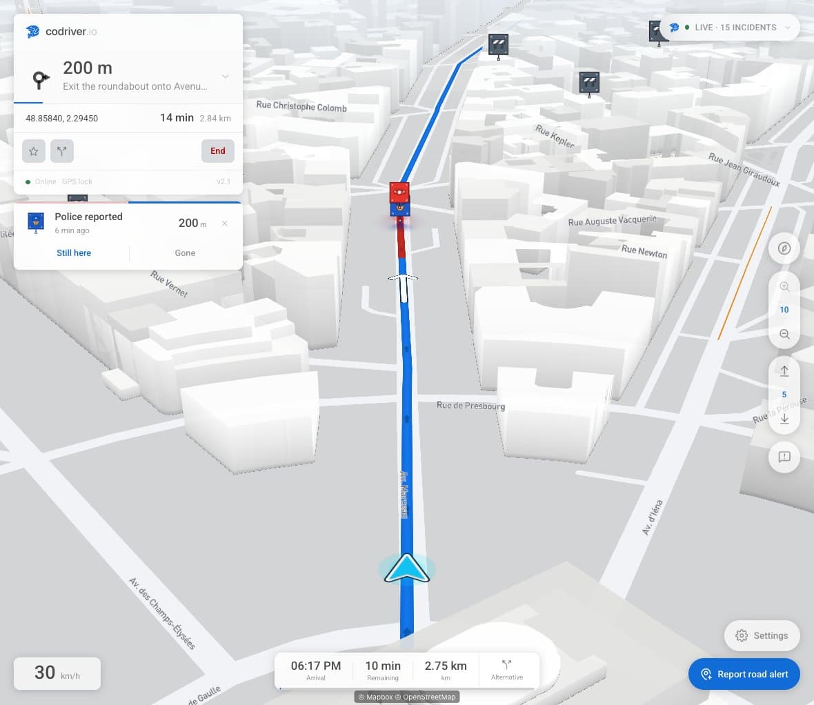 Des flèches de direction le long de l’itinéraire bleu, une flèche de manœuvre blanche et un compte à rebours de distance sur l’encart de virage
