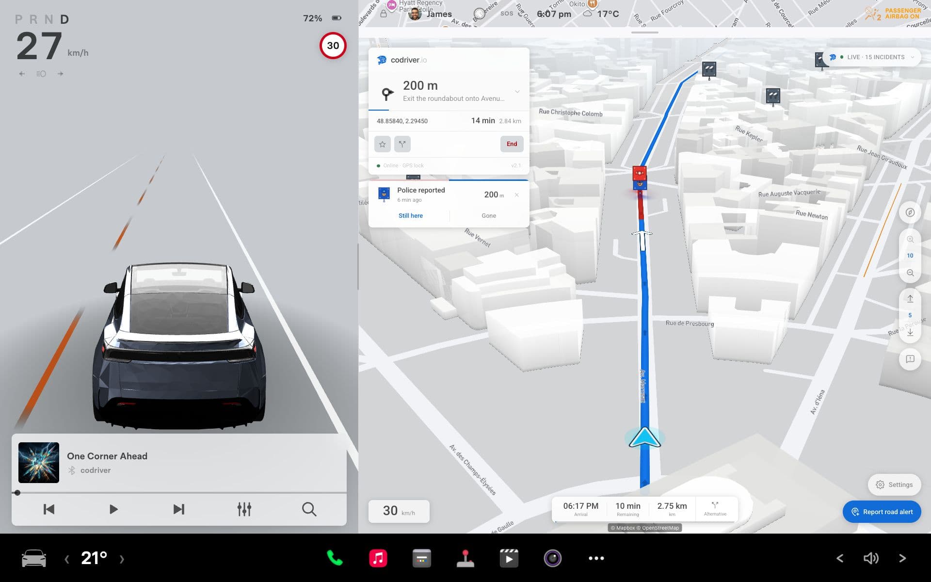 L’écran complet du simulateur Tesla avec la voiture 3D, le tableau de bord de conduite et l’itinéraire en direct de codriver dans le volet du navigateur