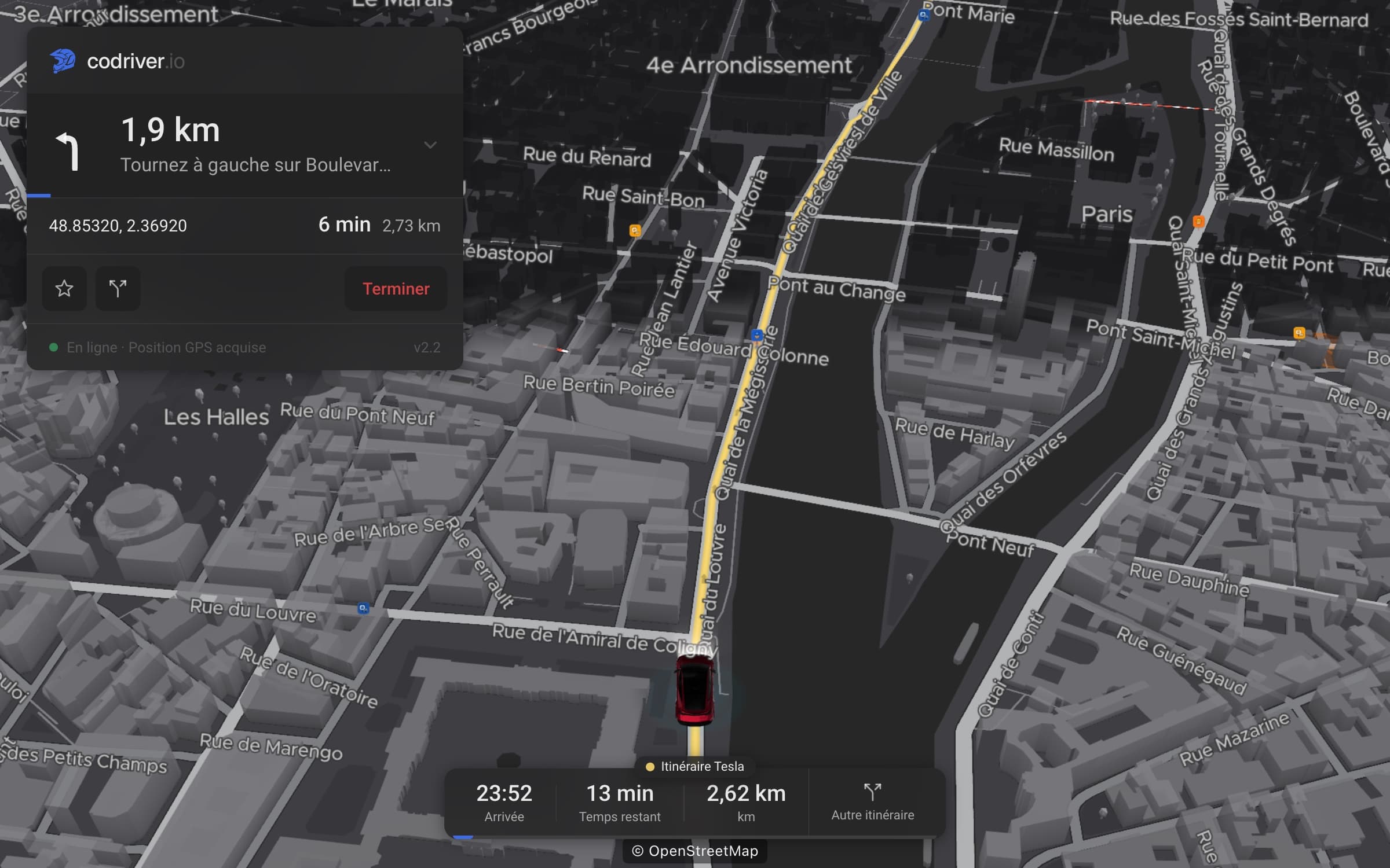 Une ligne dorée, la pastille Itinéraire Tesla et la carte Tournez à gauche sur Boulevard Henri IV dans 1,9 km, autour d’un Model Y rouge phares allumés sur une carte 3D de Paris de nuit