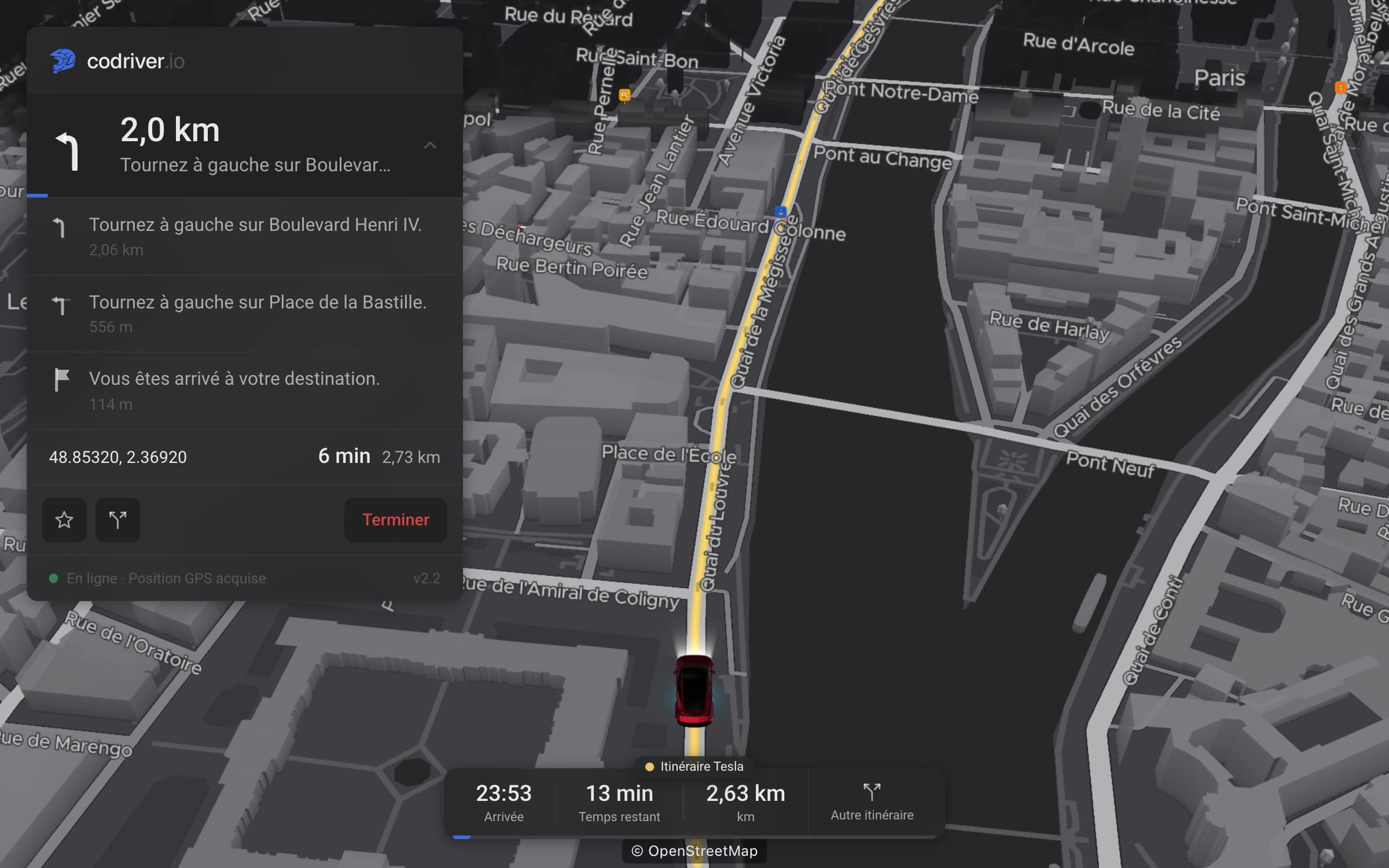 L’application de conduite en français sur une carte 3D de Paris de nuit : la carte de guidage indique 2,0 km, Tournez à gauche sur Boulevar…, avec les étapes Tournez à gauche sur Boulevard Henri IV, Tournez à gauche sur Place de la Bastille, Vous êtes arrivé à votre destination, au-dessus d’un Model Y rouge phares allumés et d’une pastille Itinéraire Tesla