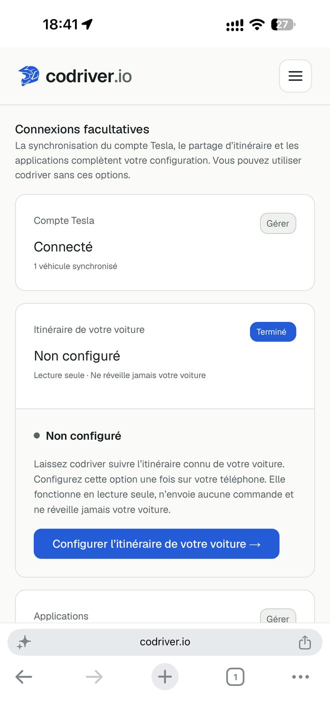 La page du compte sur un téléphone : la carte Compte Tesla indique Connecté, et la carte Itinéraire de votre voiture indique Non configuré avec un bouton Configurer l’itinéraire de votre voiture