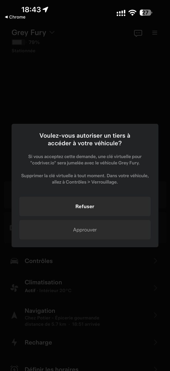L’application Tesla demandant Voulez-vous autoriser un tiers à accéder à votre véhicule, avec les boutons Refuser et Approuver