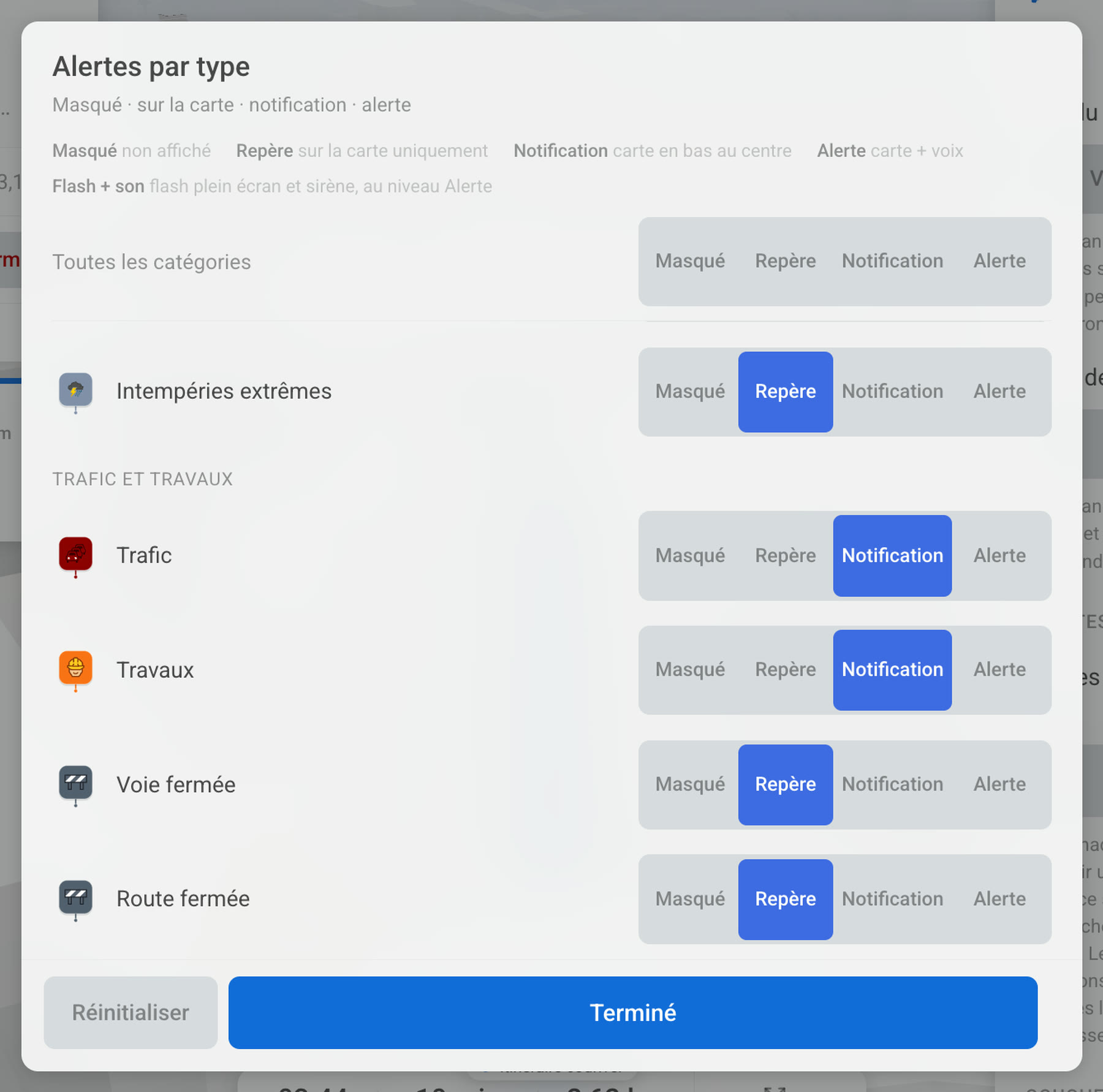 La fenêtre « Alertes par type » sur un écran Tesla : chaque type d’événement réglé sur Masqué, Repère, Notification ou Alerte, ici sur le trafic, les travaux et la météo.