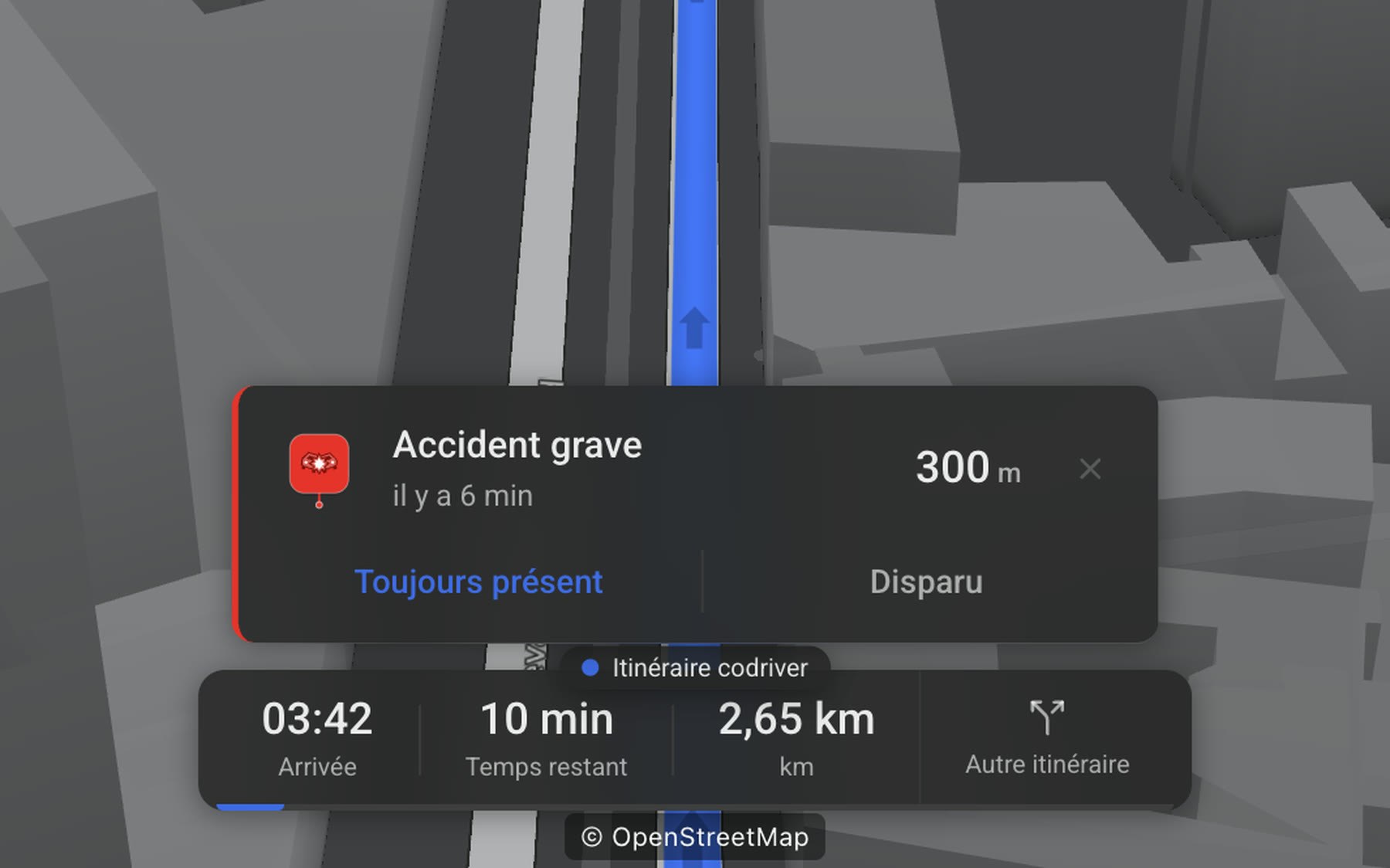 L’application codriver sur l’écran d’une Tesla, la nuit à Paris : une carte annonce un accident grave quelques centaines de mètres plus loin, avec les boutons « Toujours présent » et « Disparu », au-dessus de l’itinéraire.