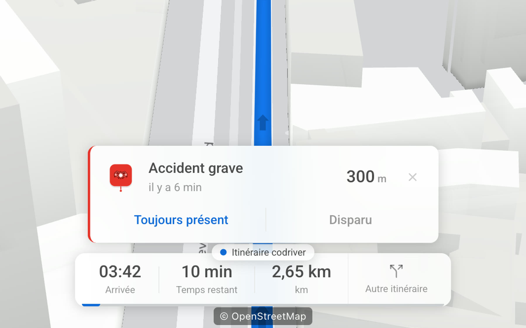 L’application codriver sur l’écran d’une Tesla, la nuit à Paris : une carte annonce un accident grave quelques centaines de mètres plus loin, avec les boutons « Toujours présent » et « Disparu », au-dessus de l’itinéraire.