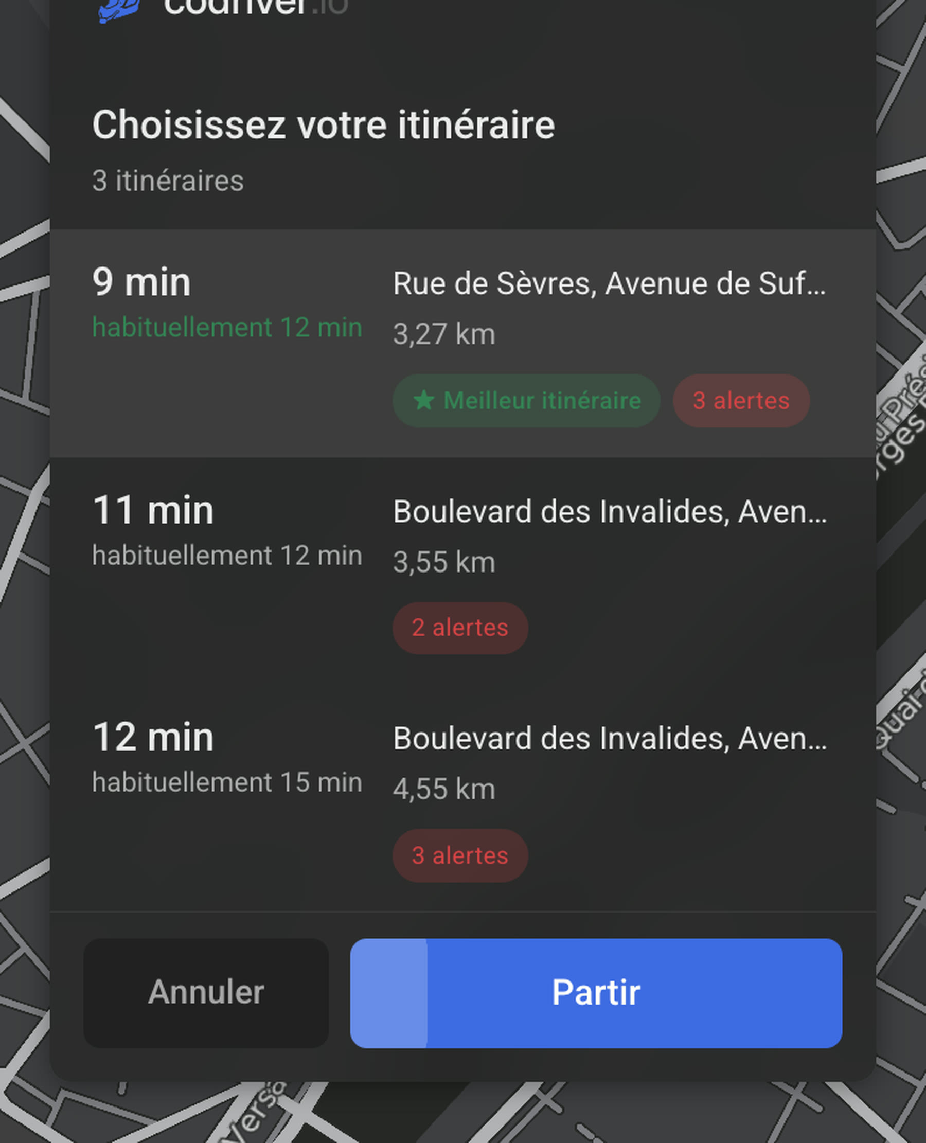 Le sélecteur d’itinéraire codriver sur un écran Tesla : chaque solution avec sa durée, sa durée habituelle, sa distance et le nombre d’alertes, la plus rapide déjà sélectionnée, et un bouton Partir qui se déclenche tout seul.