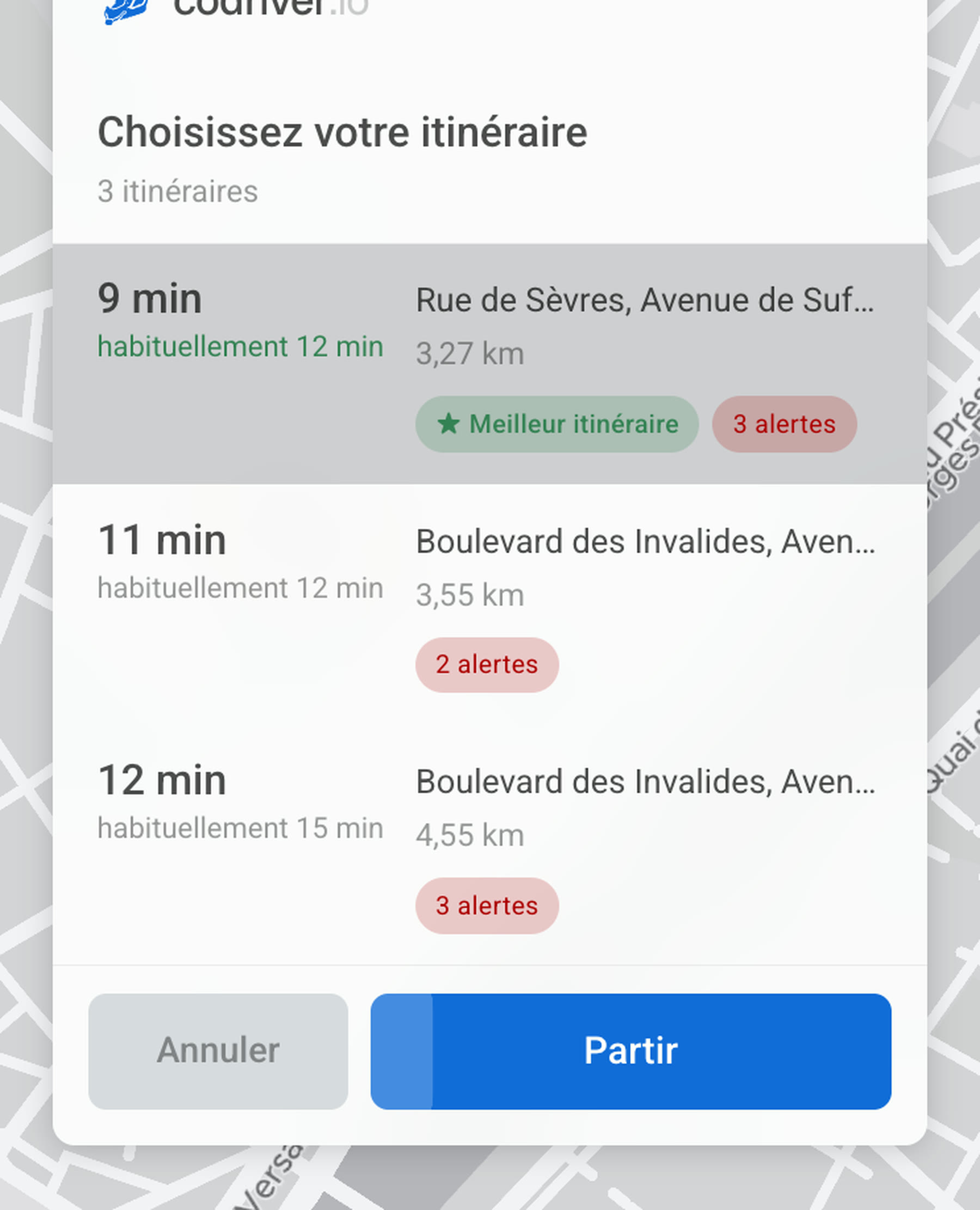 Le sélecteur d’itinéraire codriver sur un écran Tesla : chaque solution avec sa durée, sa durée habituelle, sa distance et le nombre d’alertes, la plus rapide déjà sélectionnée, et un bouton Partir qui se déclenche tout seul.