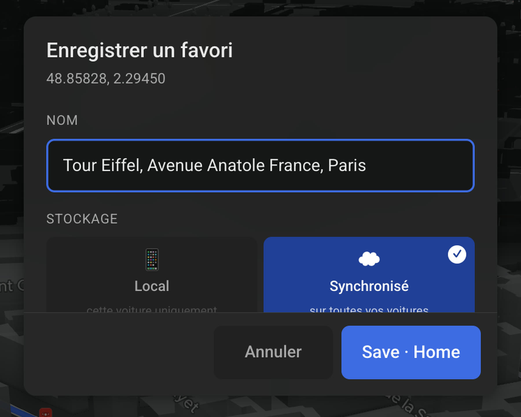 La fenêtre d’enregistrement d’un favori sur un écran Tesla : le nom déjà rempli à partir de l’adresse, et le choix entre le garder sur cette voiture ou le synchroniser sur toutes.