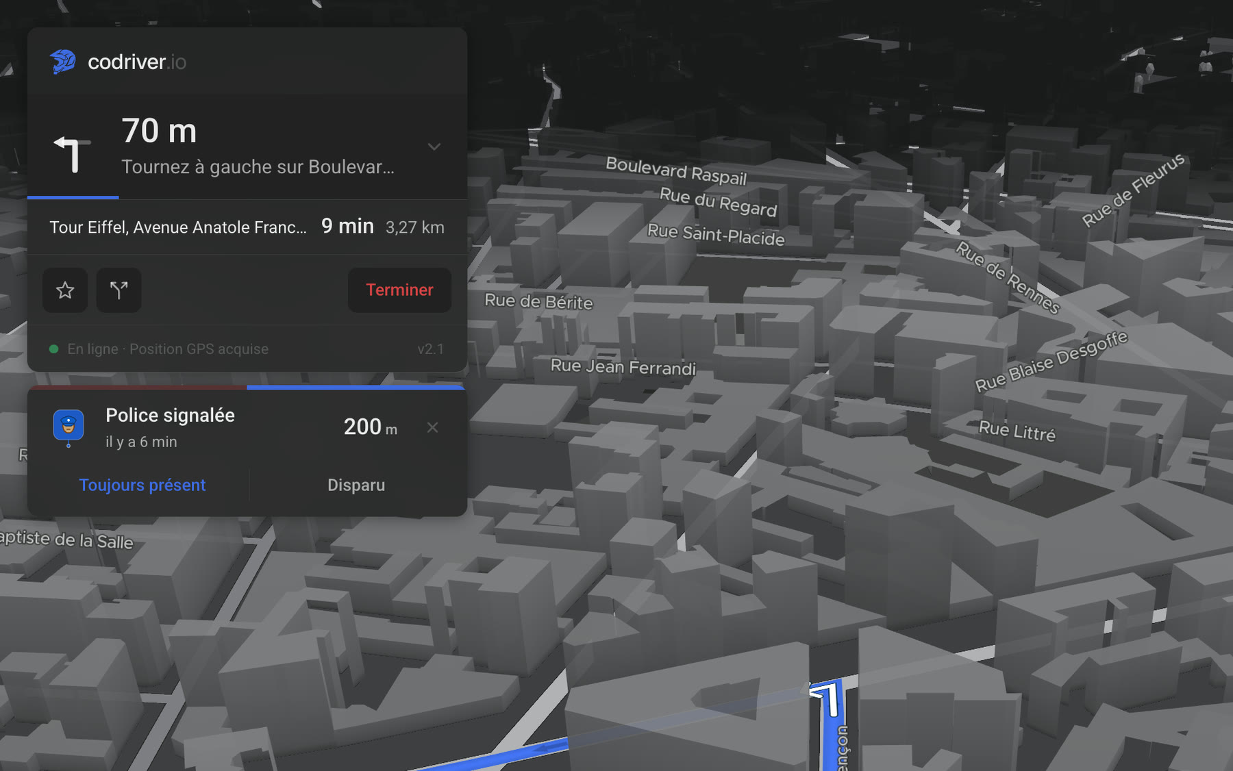 La carte de navigation codriver sur l’écran d’une Tesla : la prochaine manœuvre et la distance qui décompte, au-dessus de l’itinéraire et du bandeau de trajet.