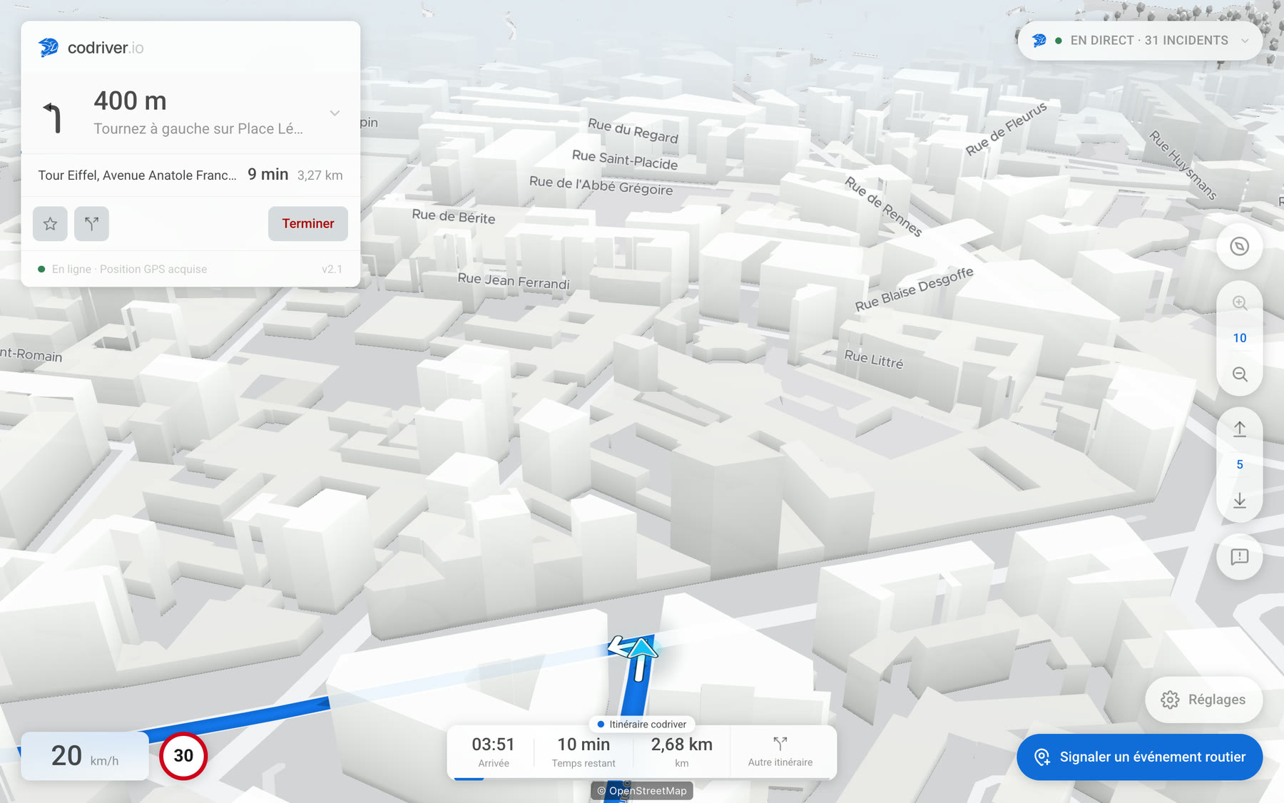 La carte codriver en vue Bâtiments 3D sur l’écran d’une Tesla, en cours d’itinéraire, la voiture sur sa ligne et les noms de rue posés le long des voies.