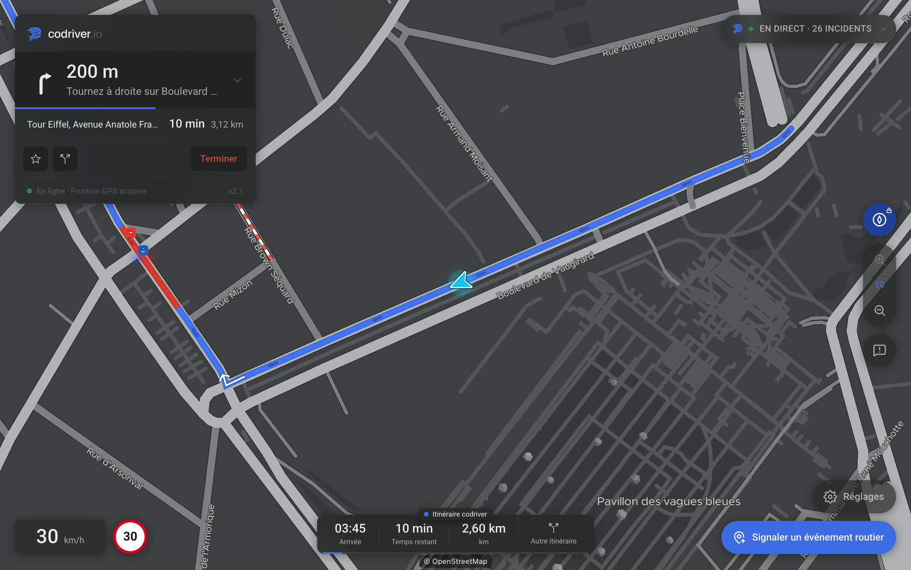 La carte codriver en vue Boussole sur l’écran d’une Tesla, en cours d’itinéraire, la voiture sur sa ligne et les noms de rue posés le long des voies.