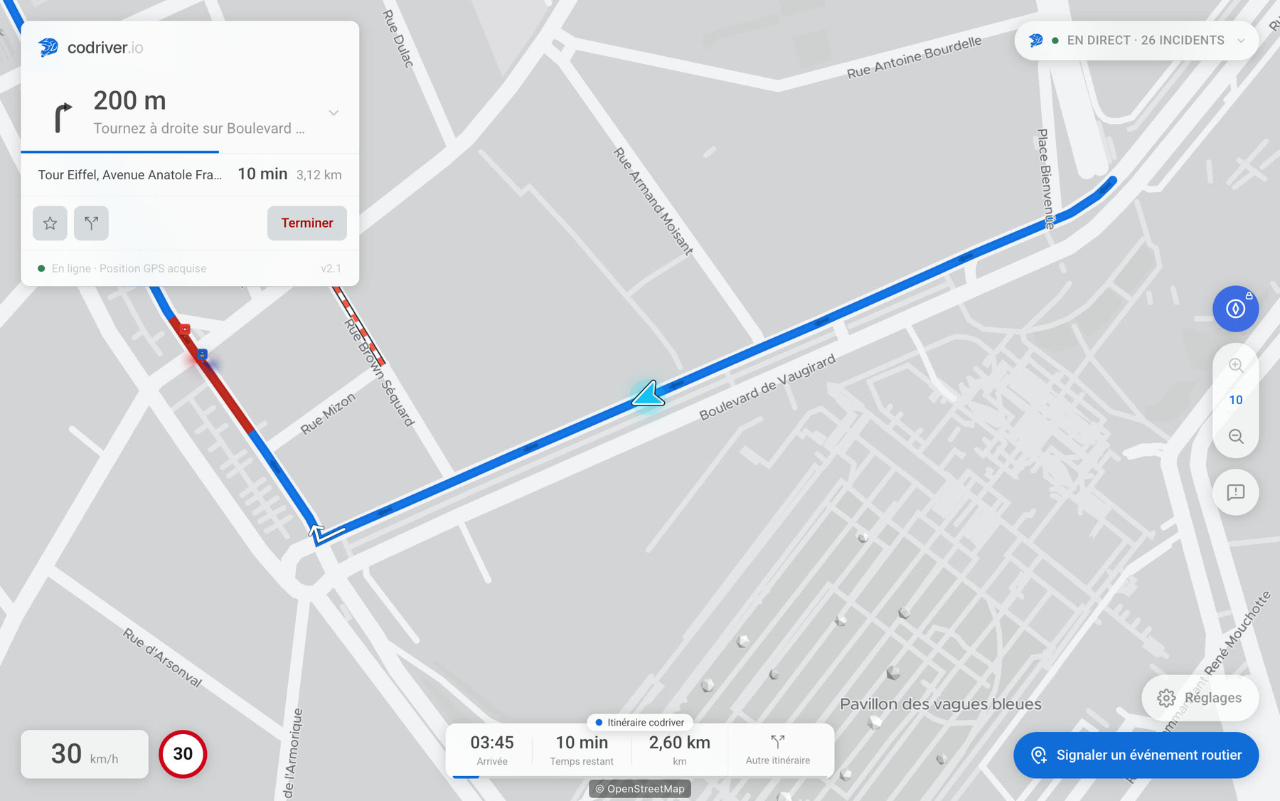 La carte codriver en vue Boussole sur l’écran d’une Tesla, en cours d’itinéraire, la voiture sur sa ligne et les noms de rue posés le long des voies.