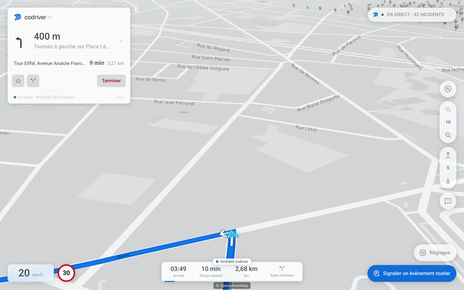 La carte codriver en vue Incliné sur l’écran d’une Tesla, en cours d’itinéraire, la voiture sur sa ligne et les noms de rue posés le long des voies.